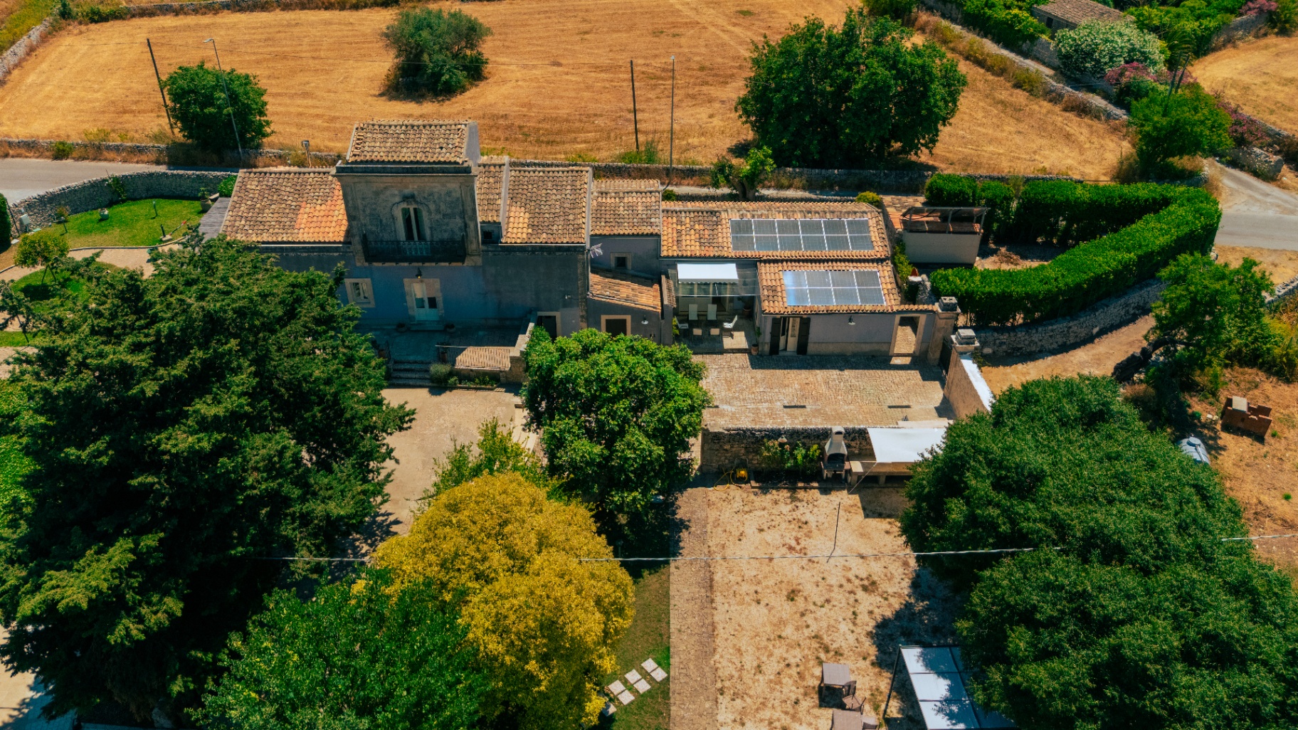 Vista aerea di Casa degli Allori immersa nella campagna iblea